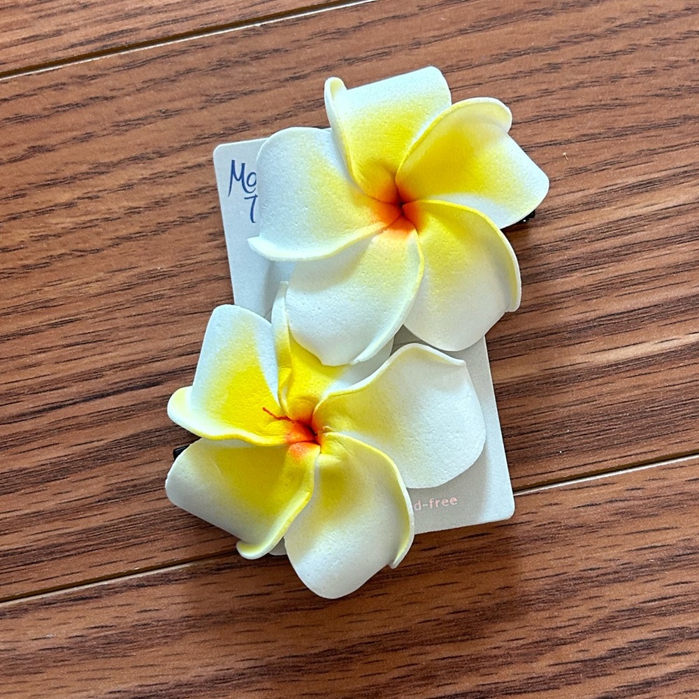 NWT Hawaiian Flower Hair Clips